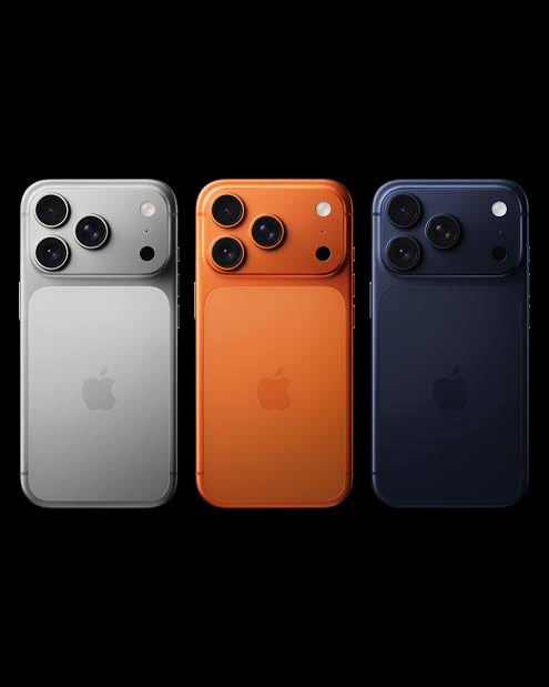 iPhone 17 Pro en plata, naranja y azul oscuro